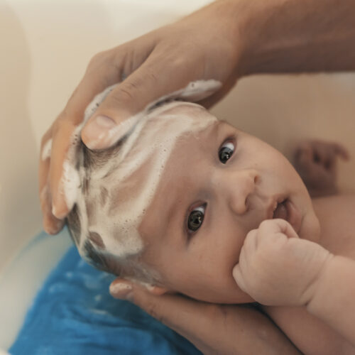 Cómo cuidar y lavar el pelo de tu bebé