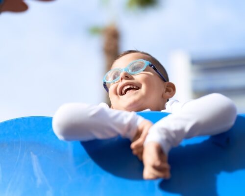 ¿Se puede bañar a un bebé en una piscina y/o playa?