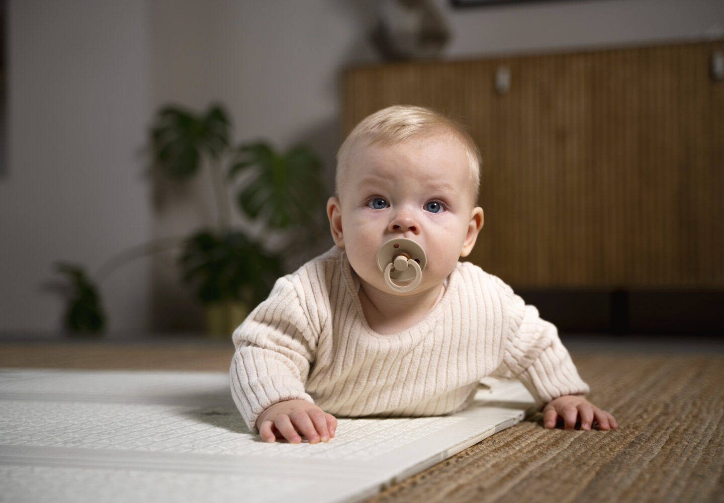 bebé usando chupete