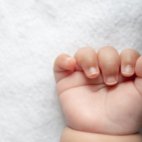 Trucos para cortar las uñas a un bebé sin drama